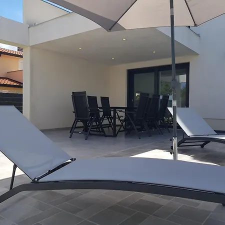 Mit Privatem Pool In Ruhiger Lage