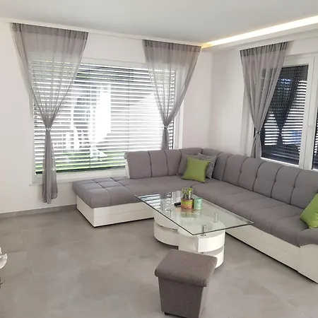 Mit Privatem Pool In Ruhiger Lage * Kaštel